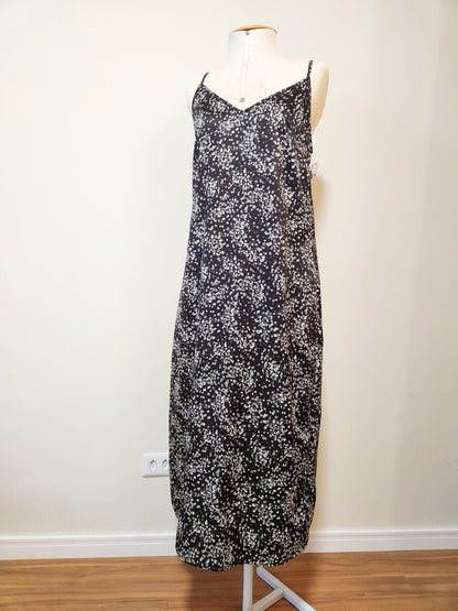 Vestido Blue Steel Preto com Florzinha Branca