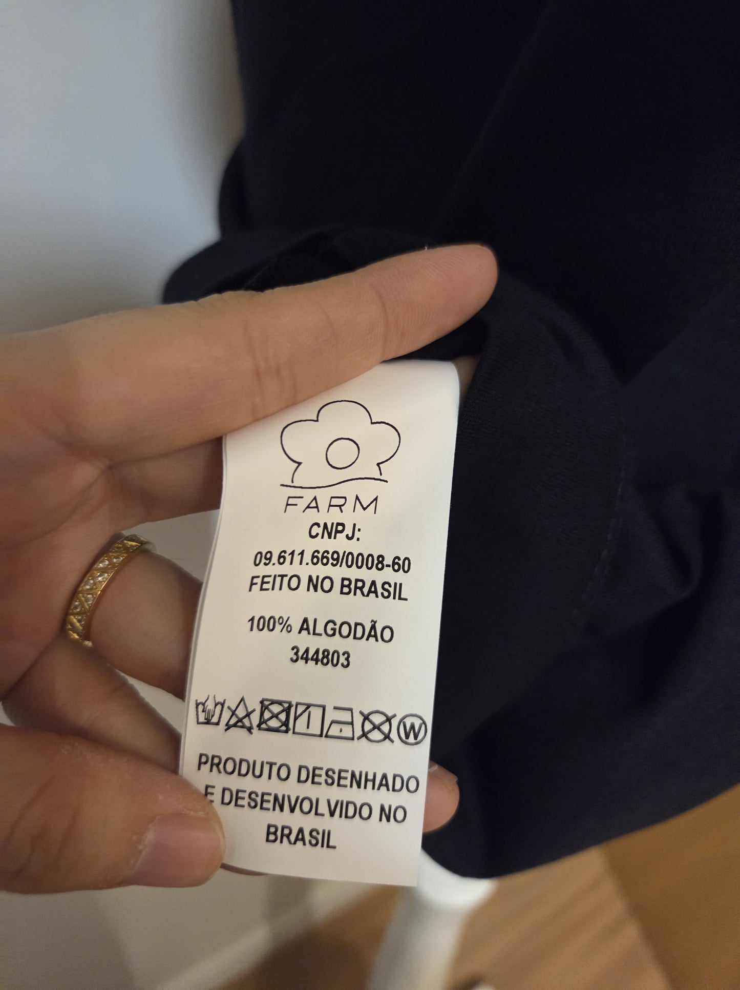 Camiseta Farm Rosa Vermelha Fundo Preto