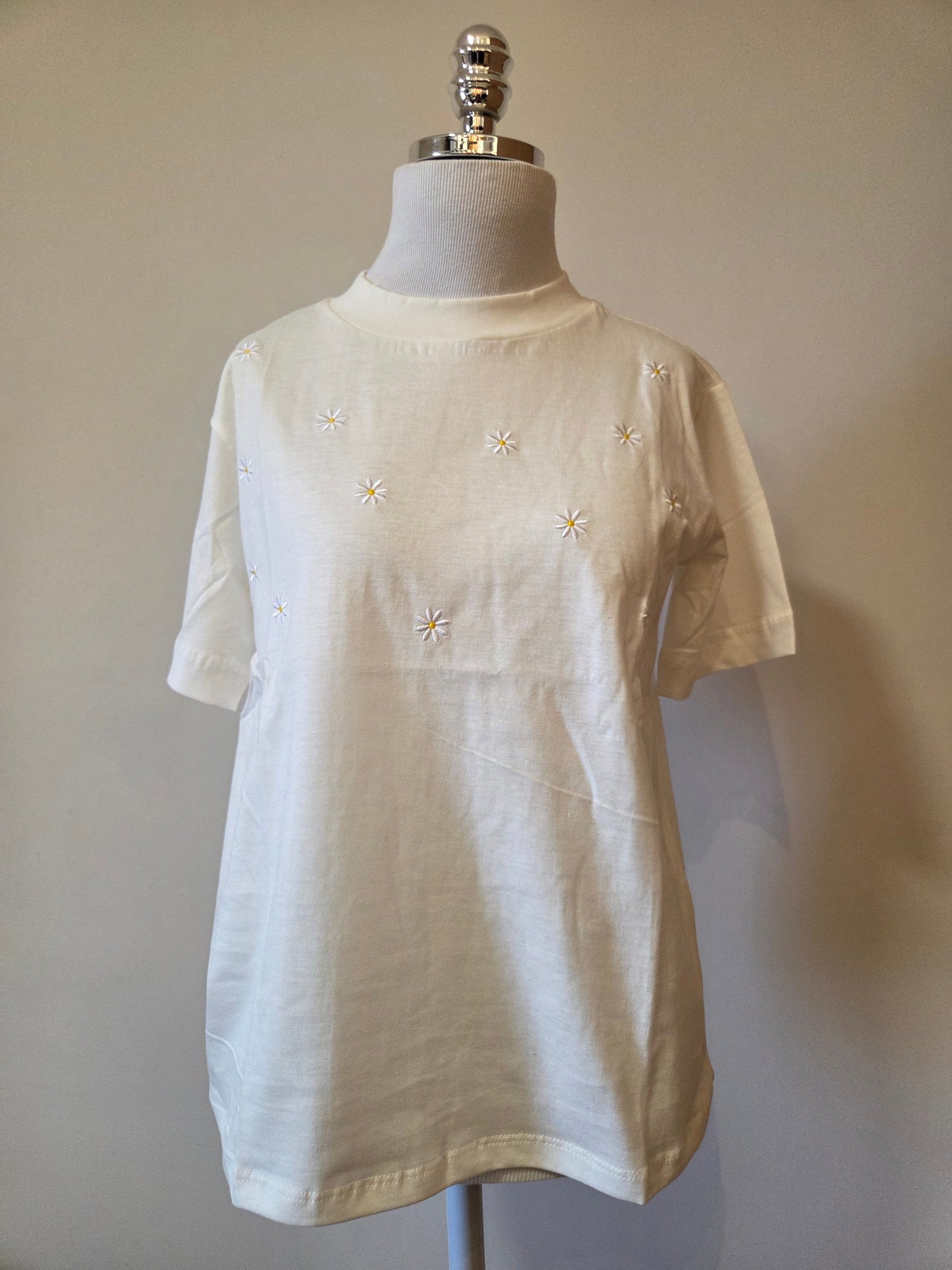 Camiseta Yellon Margaridas Brancas Bordadas