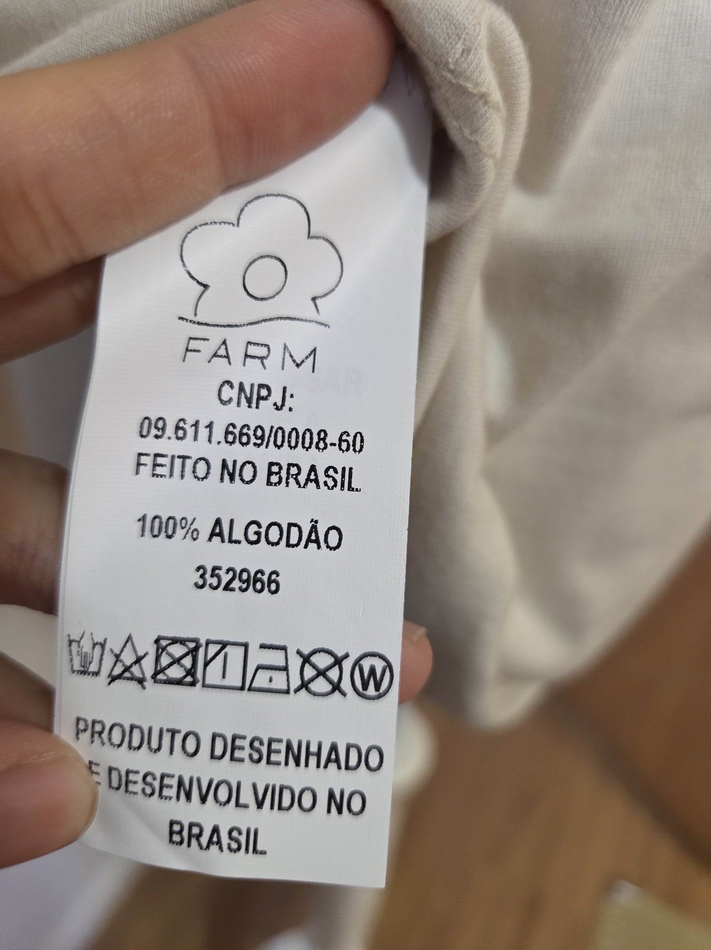 Camiseta Farm Fit Cadeira Fundo Bege