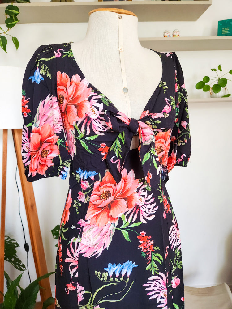 Vestido Antix Midi Floral com Fundo Preto