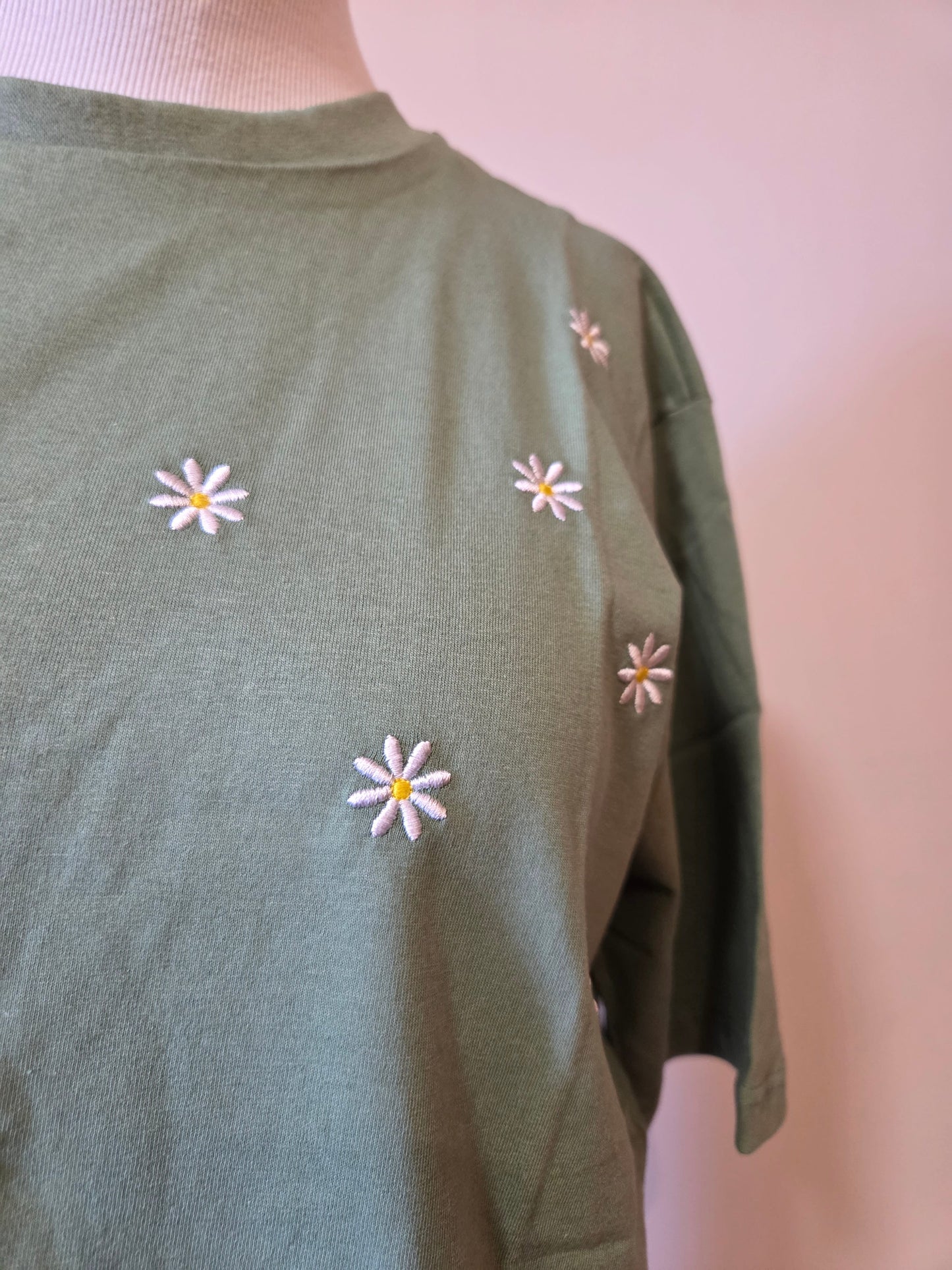 Camiseta Yellon Margaridas Bordadas Fundo Verde