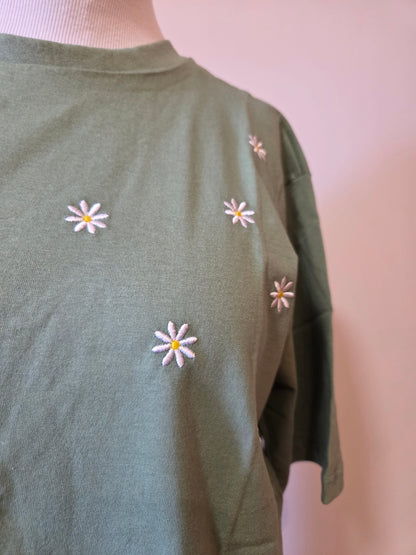 Camiseta Yellon Margaridas Bordadas Fundo Verde