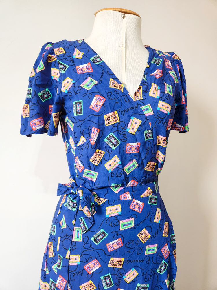 Vestido Antix Transpassado – Estampa de Fita Cassete