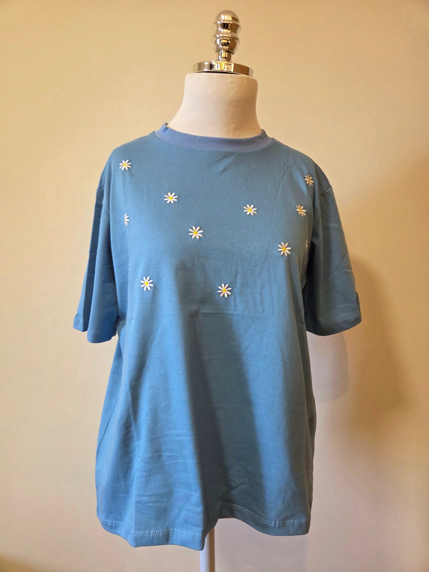 Camiseta Yellon Margaridas Bordadas e Fundo Azul
