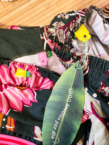Conjunto Farm Trio Top, Colete e Shorts Floral com Fundo Verde