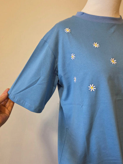Camiseta Yellon Margaridas Bordadas e Fundo Azul