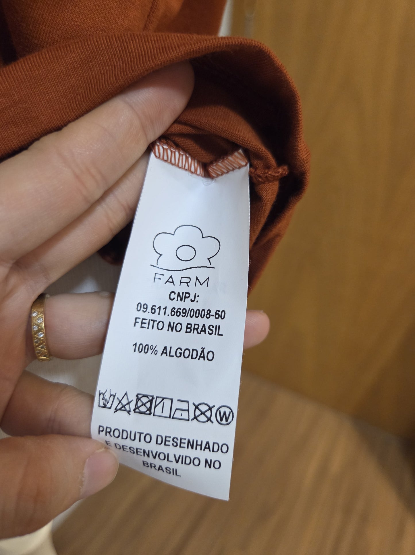 Camiseta Farm Tucano e Arara Fundo Marrom