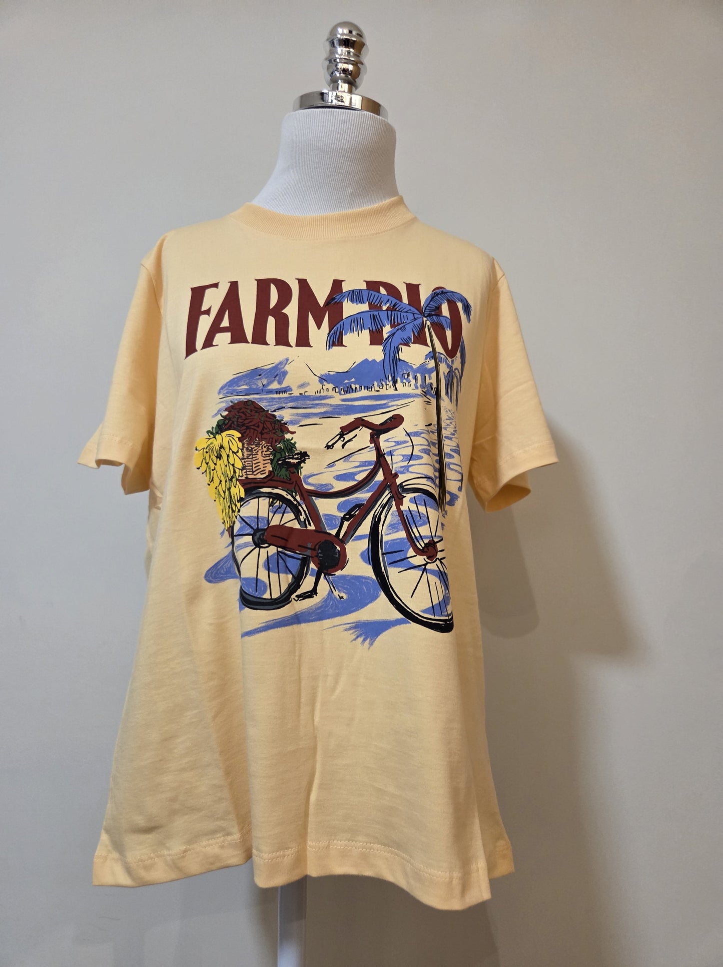 Camiseta Farm Bicicleta e Praia com fundo Coral