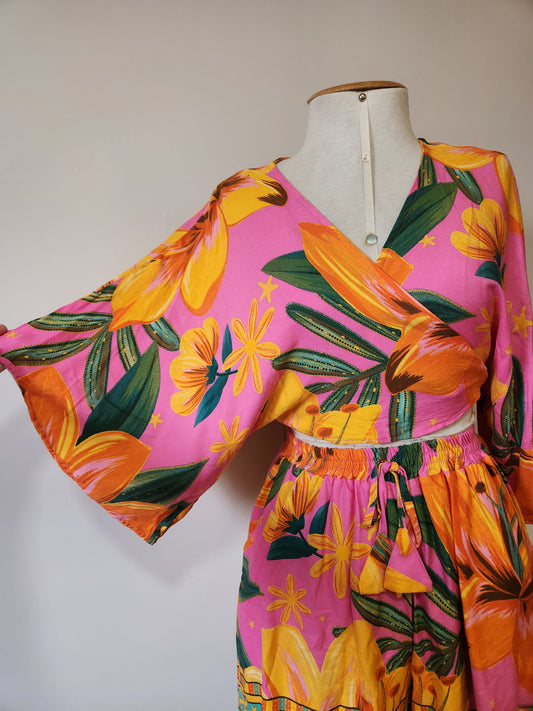 Conjunto Cropped e Shorts Floral Amarelo e Fundo Rosa