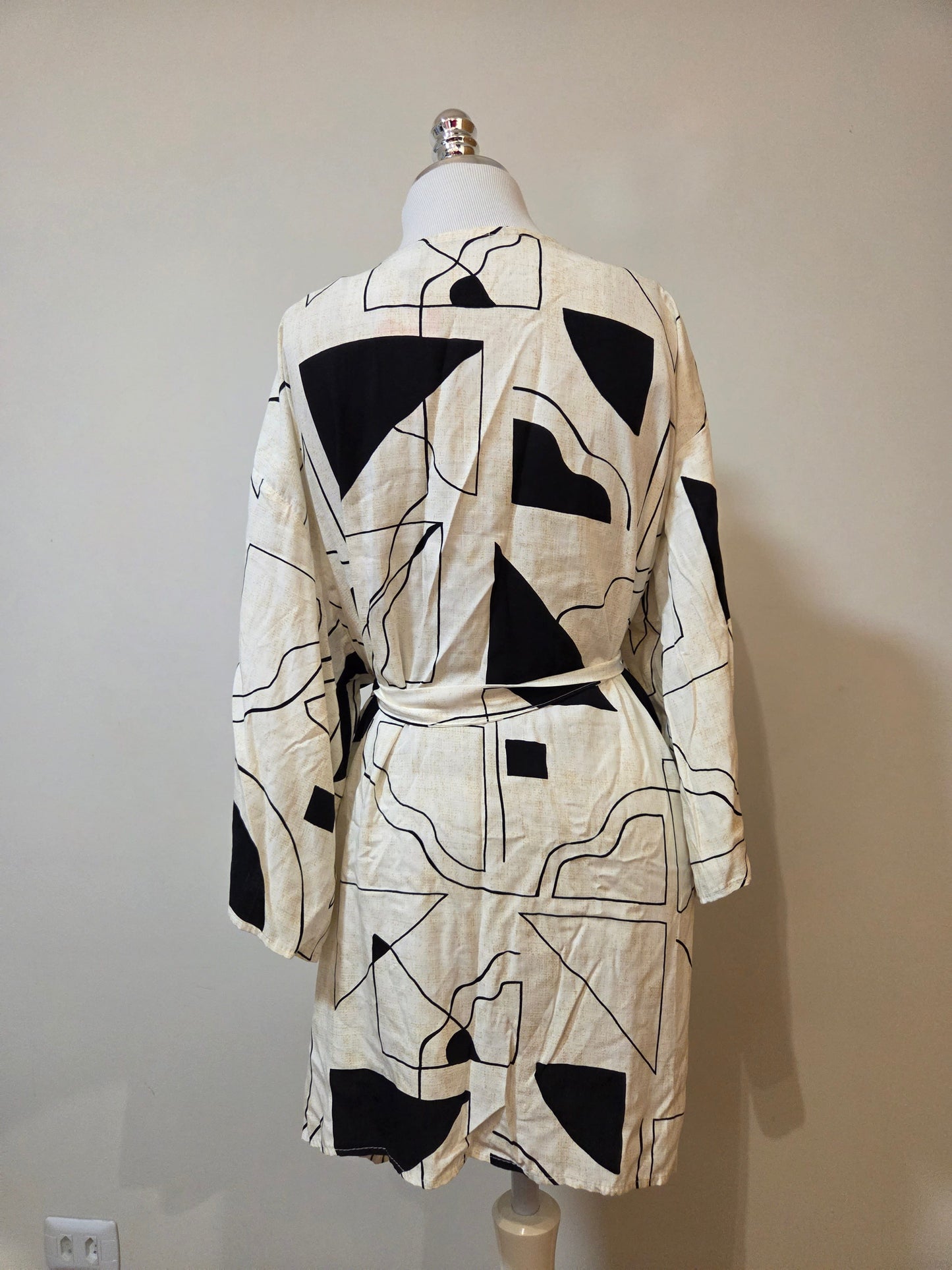 Kimono Camarim Florido Off White e Preto