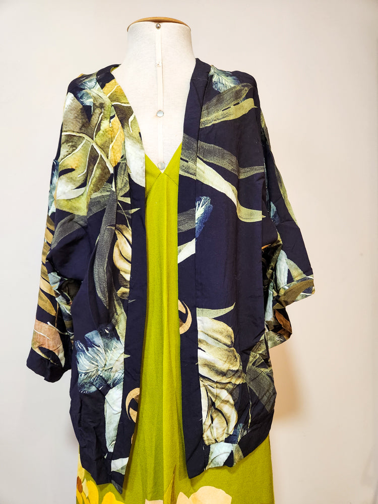 Kimono Farm Folhagens Verdes e Fundo Preto