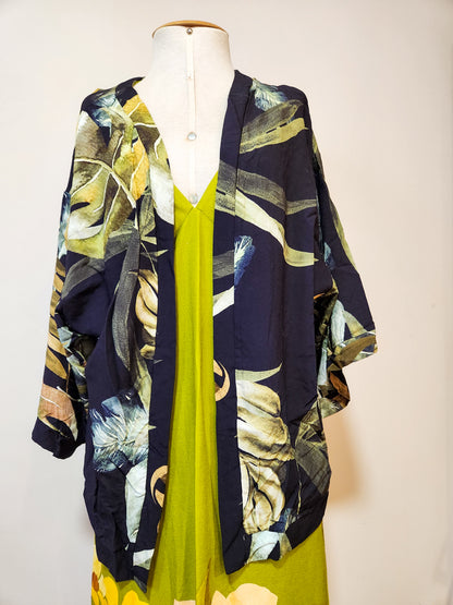Kimono Farm Folhagens Verdes e Fundo Preto