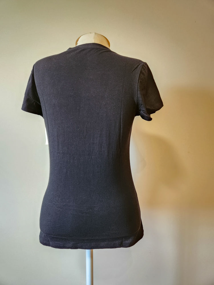 Camiseta GAP Escrita Cinza e Fundo Preto