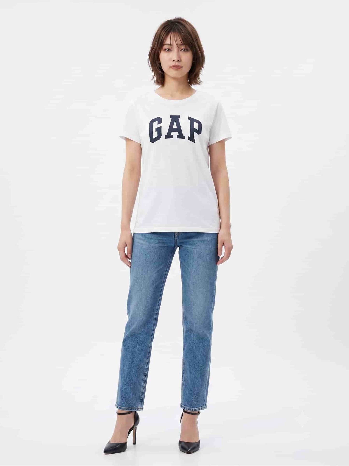 Camiseta GAP Escrita Azul Marinho e Fundo Branco