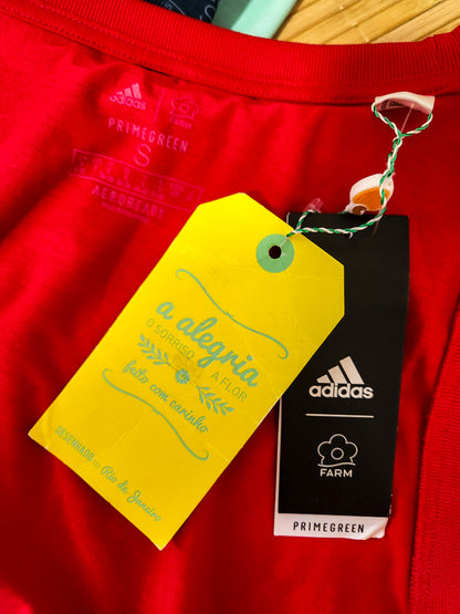 Blusinha Farm Adidas Tie Dye Vermelha - Modelo Cropped