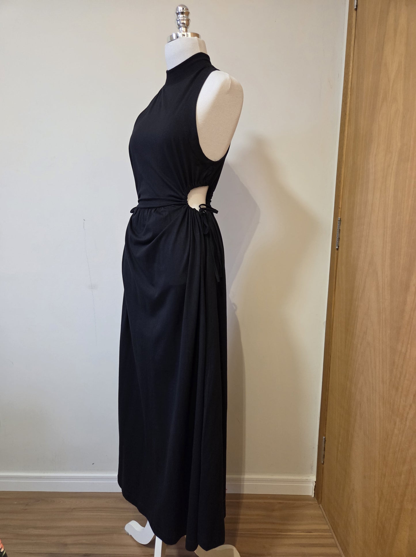 Vestido Farm Preto Liso Decote Cintura