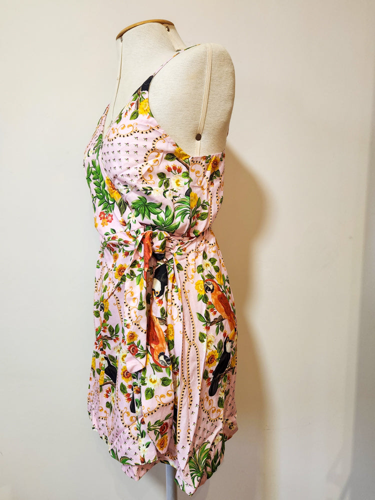 Vestido Farm Curto Estampa Floral e Tucanos com Fundo Rosa