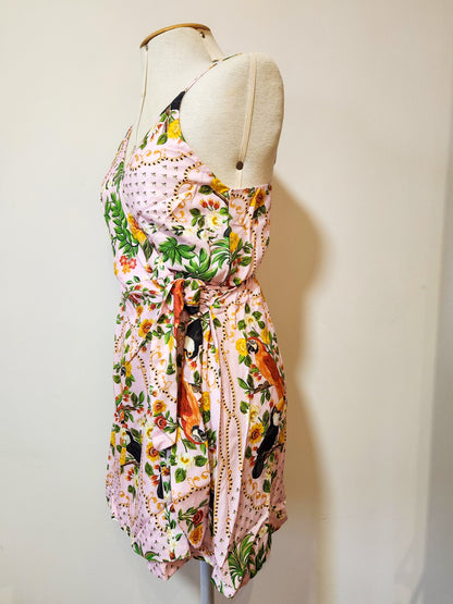 Vestido Farm Curto Estampa Floral e Tucanos com Fundo Rosa