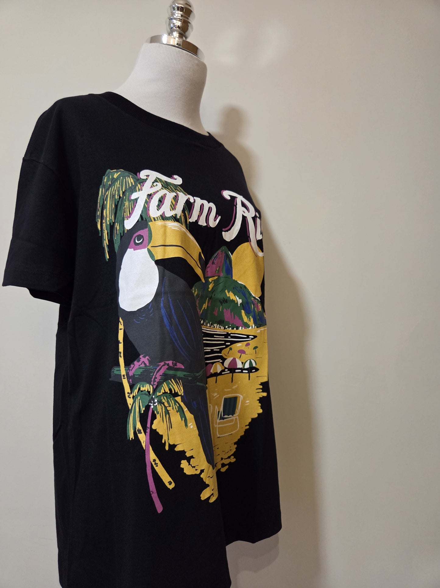 Camiseta Farm Tucano na Praia fundo Preto