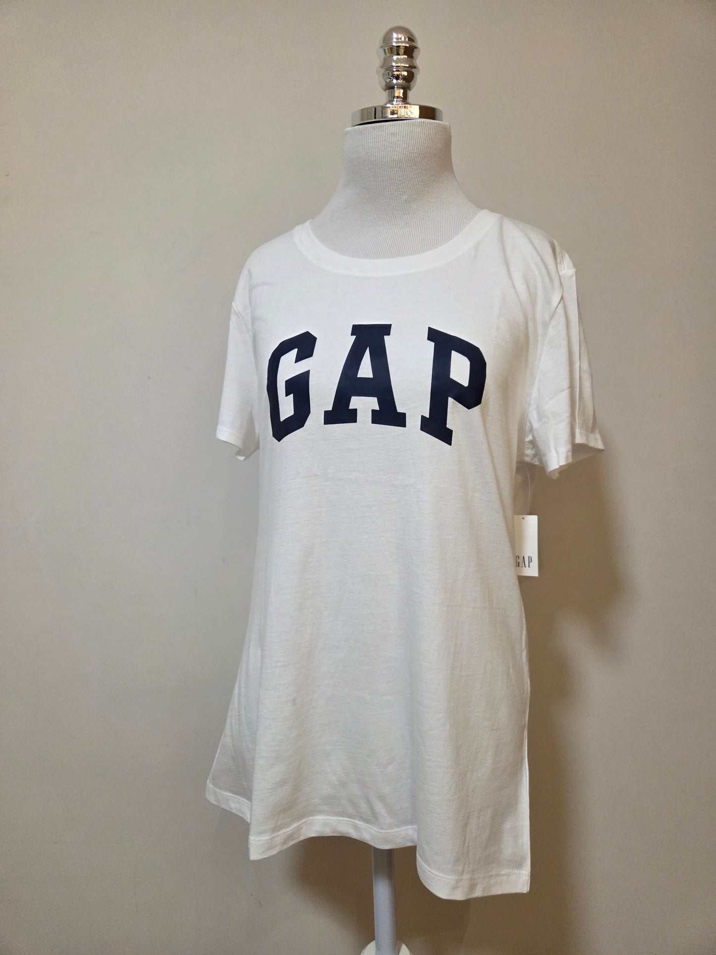 Camiseta GAP Escrita Azul Marinho e Fundo Branco