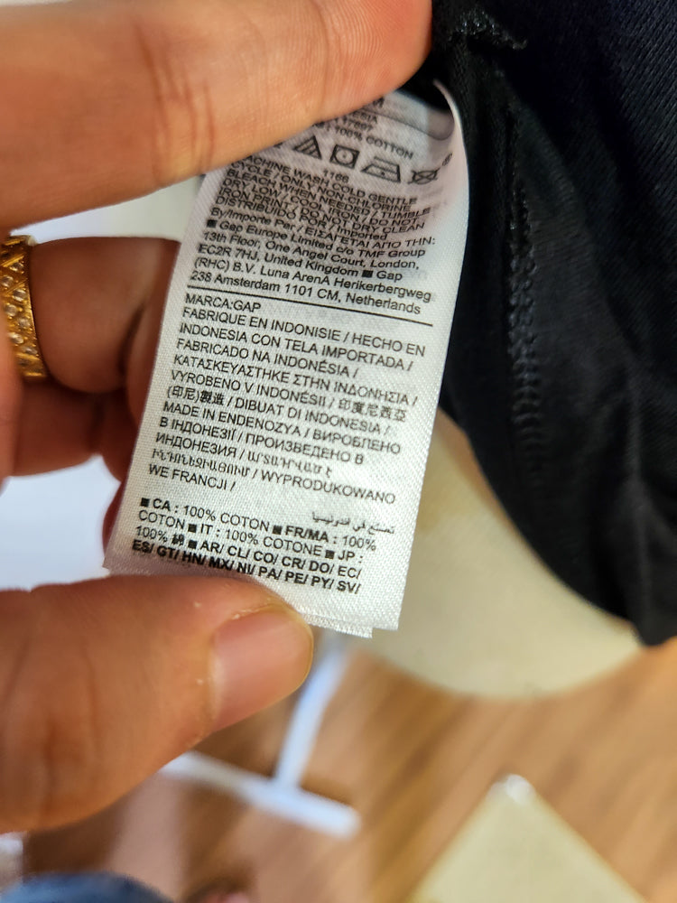 Camiseta GAP Escrita Cinza e Fundo Preto