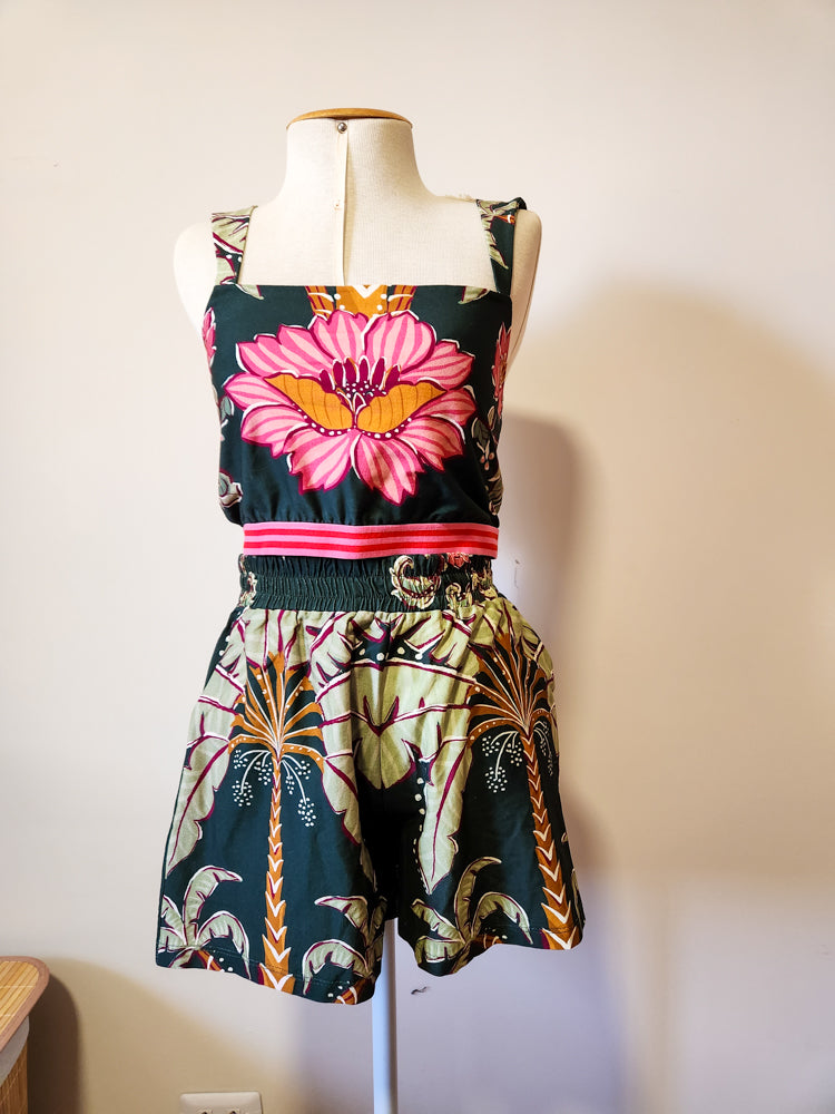 Conjunto Farm Trio Top, Colete e Shorts Floral com Fundo Verde