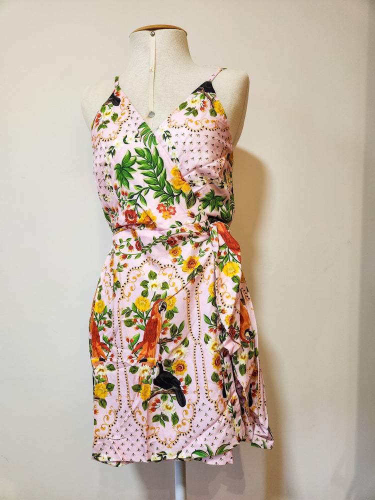 Vestido Farm Curto Estampa Floral e Tucanos com Fundo Rosa