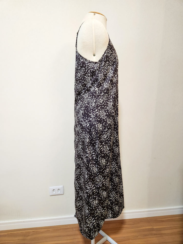 Vestido Blue Steel Preto com Florzinha Branca