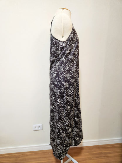 Vestido Blue Steel Preto com Florzinha Branca