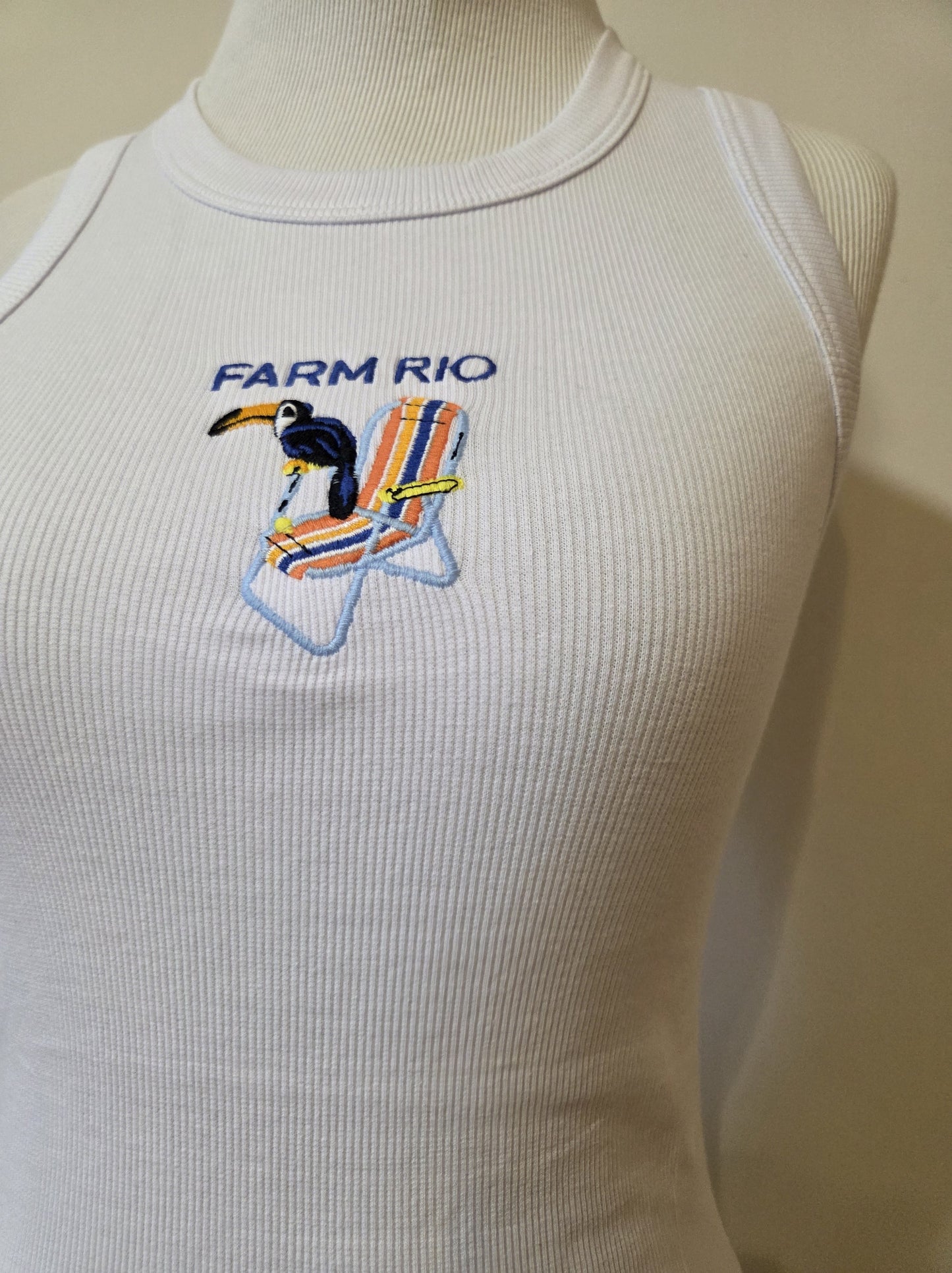 Regata Farm Rio com Bordado de Tucano e Cadeira