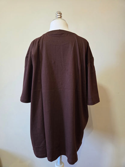 Camiseta Yellon Margaridas Bordadas Fundo Marrom