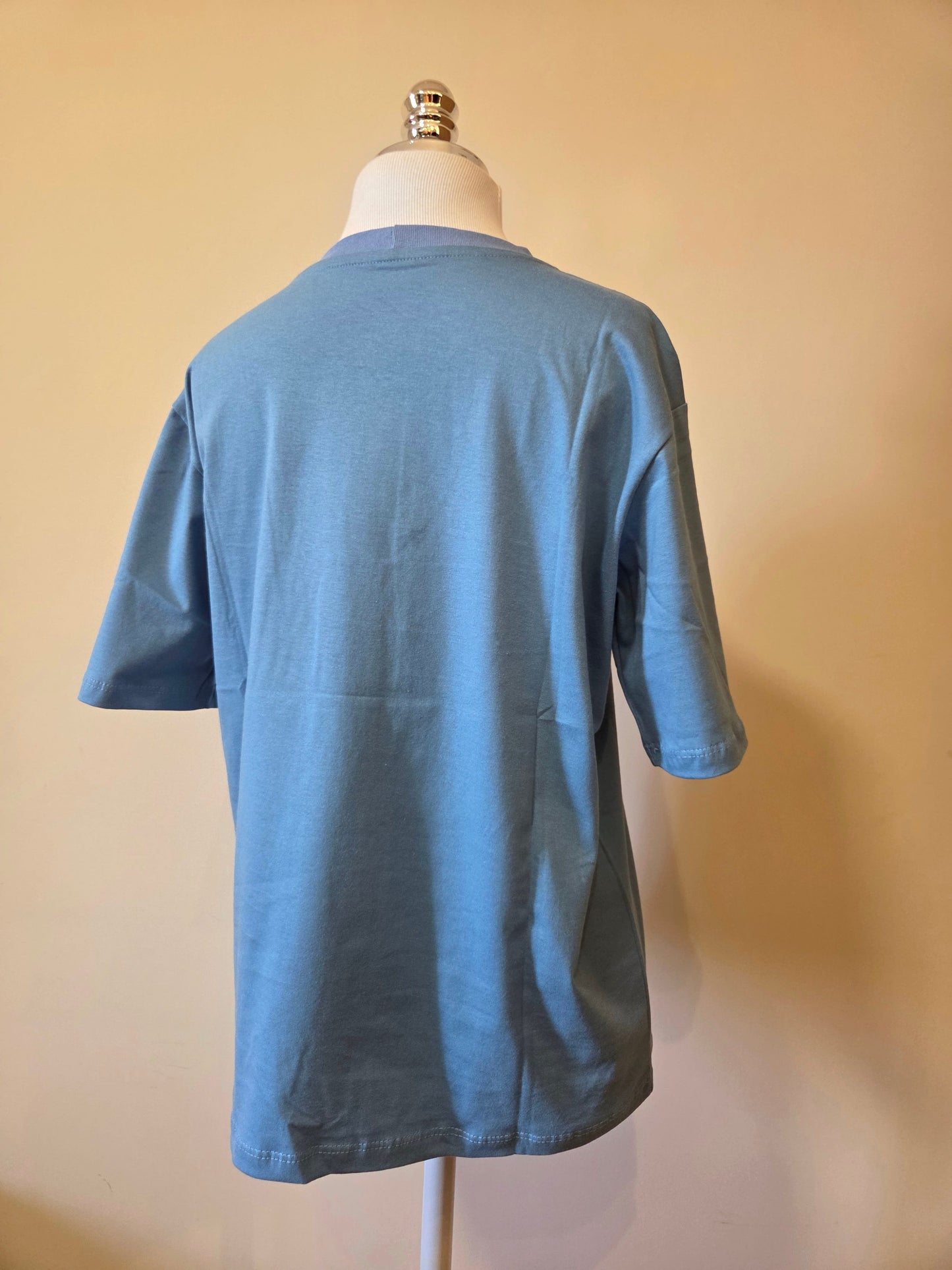 Camiseta Yellon Margaridas Bordadas e Fundo Azul