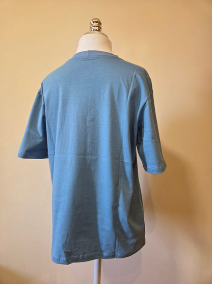 Camiseta Yellon Margaridas Bordadas e Fundo Azul
