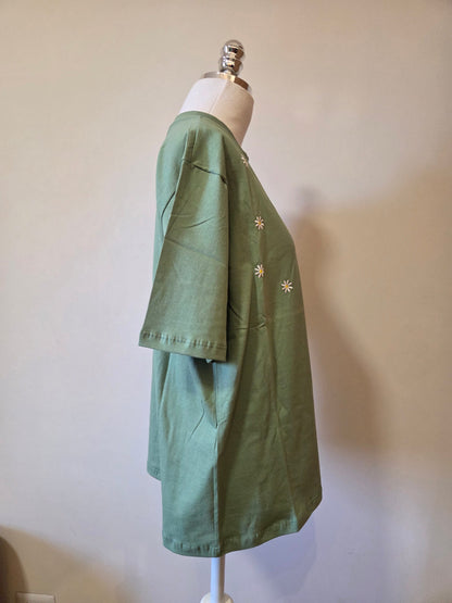 Camiseta Yellon Margaridas Bordadas Fundo Verde