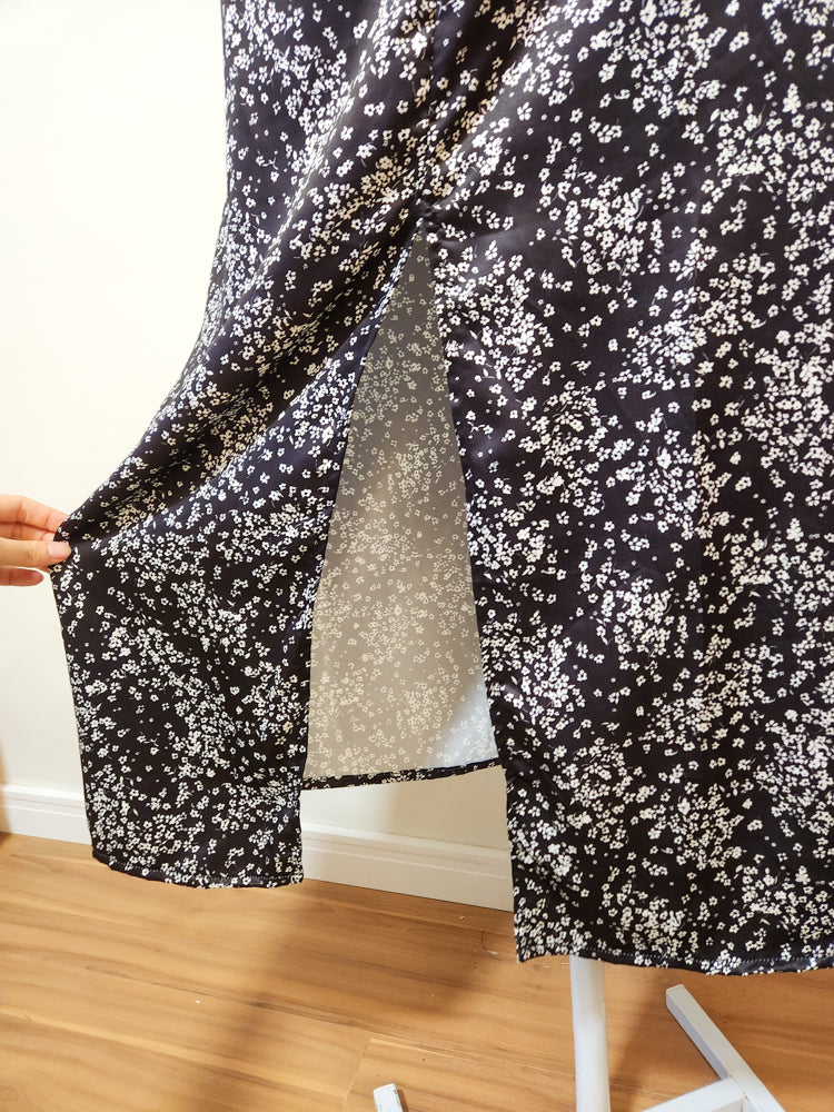 Vestido Blue Steel Preto com Florzinha Branca