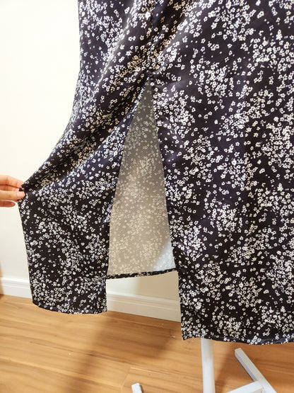 Vestido Blue Steel Preto com Florzinha Branca