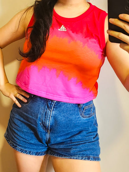 Blusinha Farm Adidas Tie Dye Vermelha - Modelo Cropped