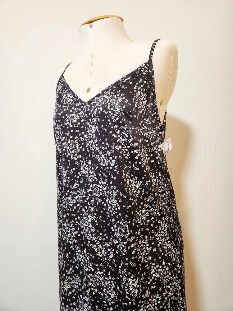 Vestido Blue Steel Preto com Florzinha Branca