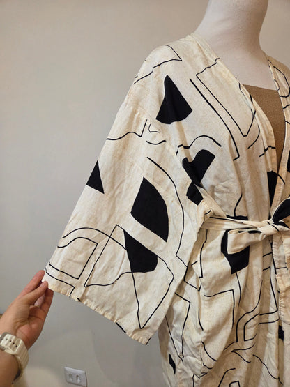 Kimono Camarim Florido Off White e Preto