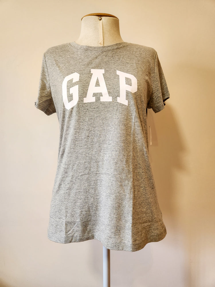 Camiseta GAP Escrita Branca e Fundo Cinza