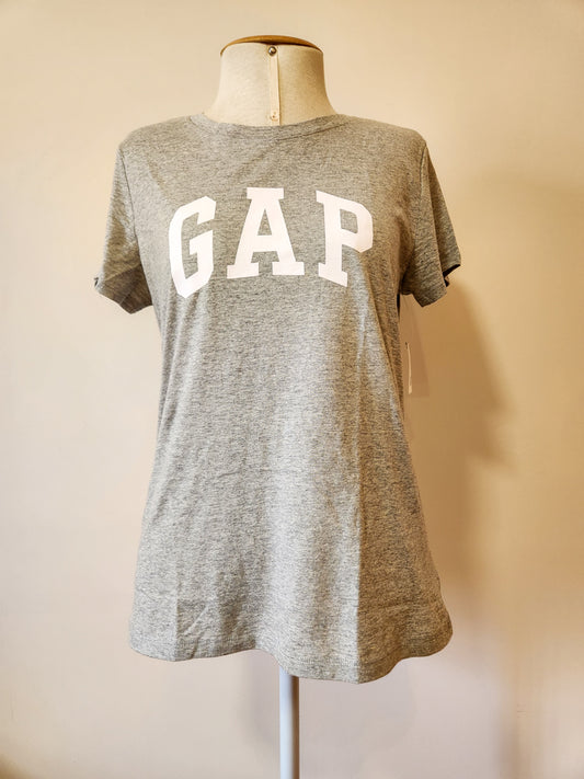 Camiseta GAP Escrita Branca e Fundo Cinza