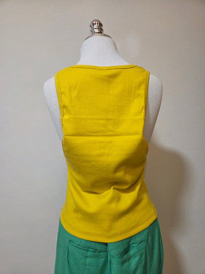 Regata Farm Rio com Bordado de Araras Vermelhas Fundo Amarelo