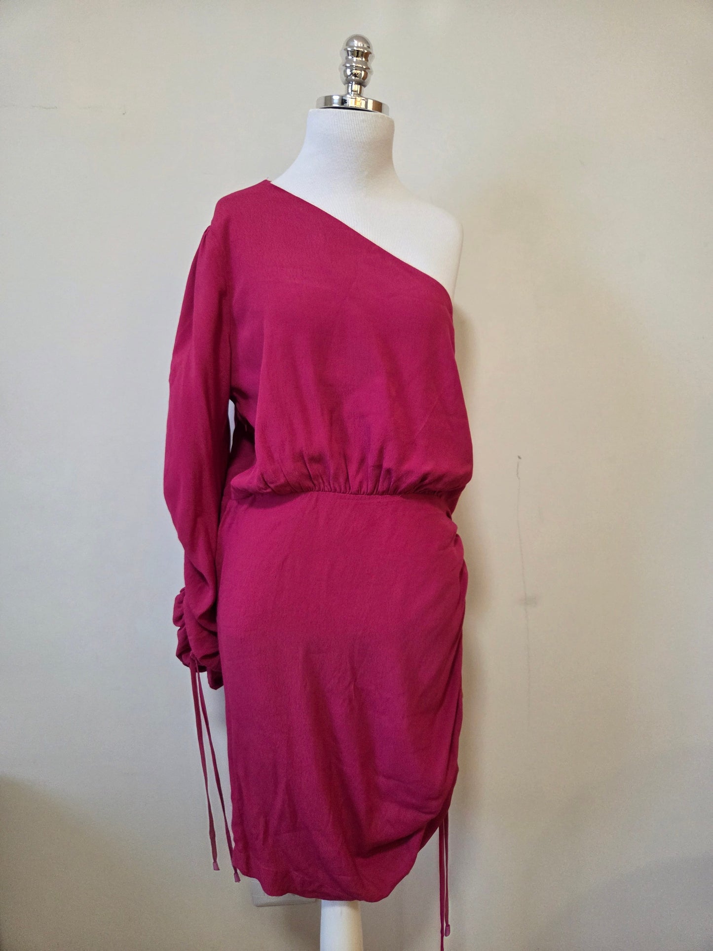 Vestido Farm Curto Franzido Ombro Só Rosa Klim