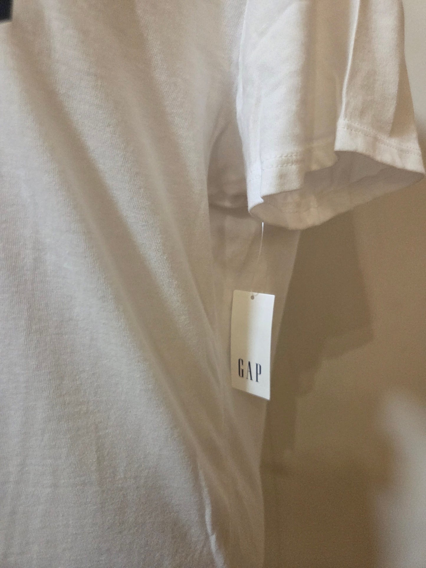 Camiseta GAP Escrita Azul Marinho e Fundo Branco