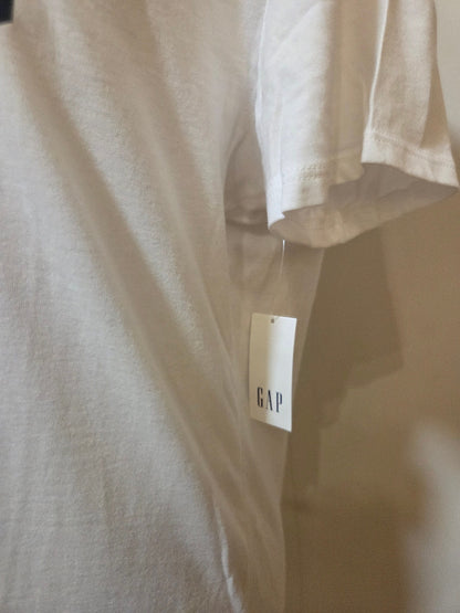 Camiseta GAP Escrita Azul Marinho e Fundo Branco