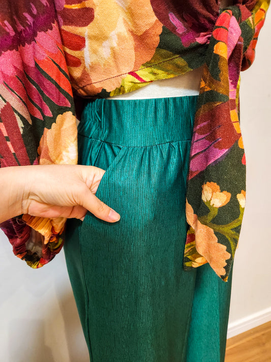 Calça Pantalona Verde com Listra Fina Preta