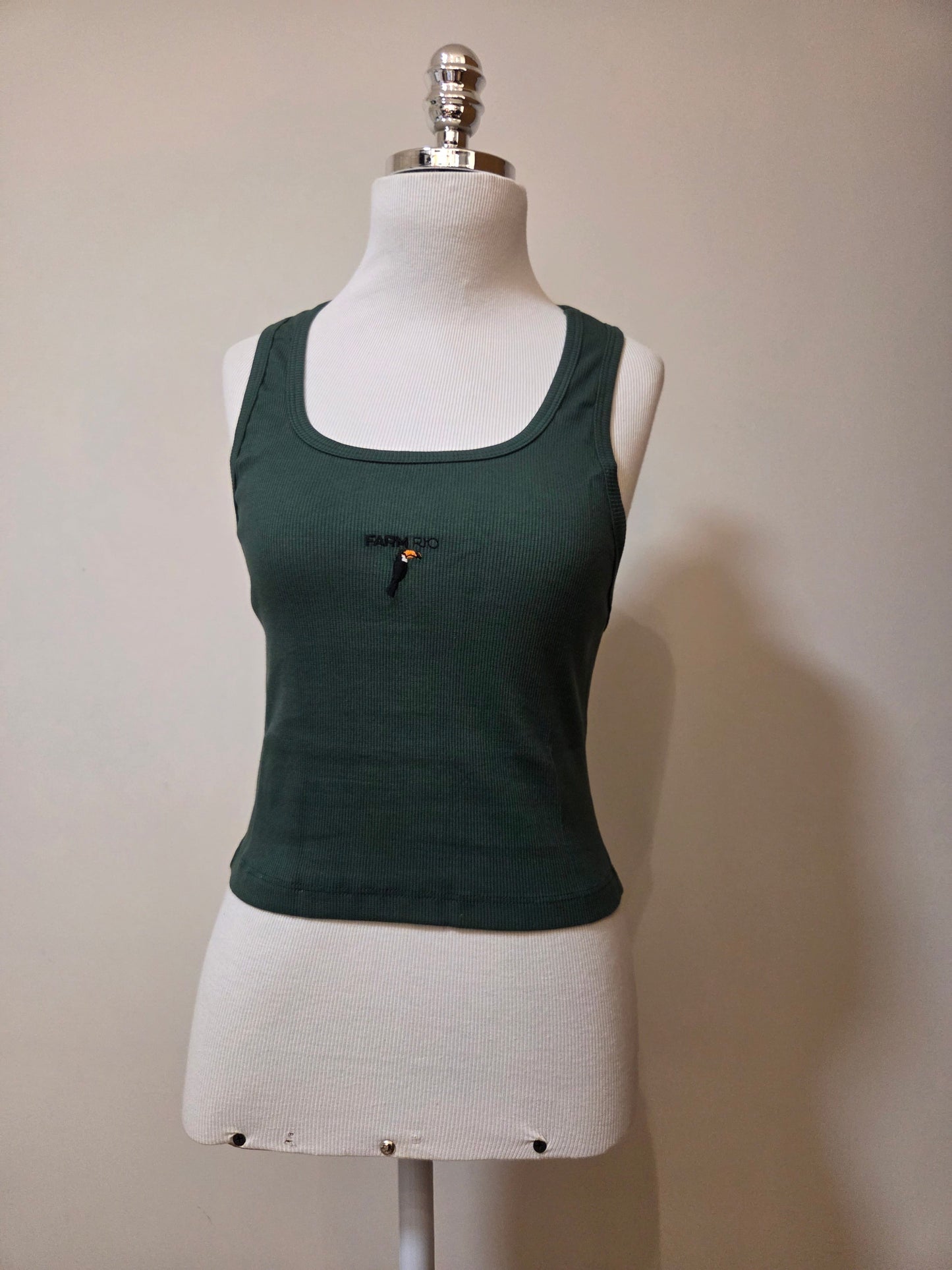 Regata Farm Rio com Bordado de Tucano com Fundo Verde