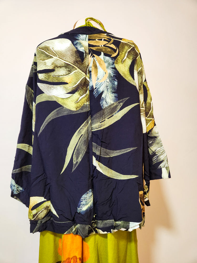 Kimono Farm Folhagens Verdes e Fundo Preto