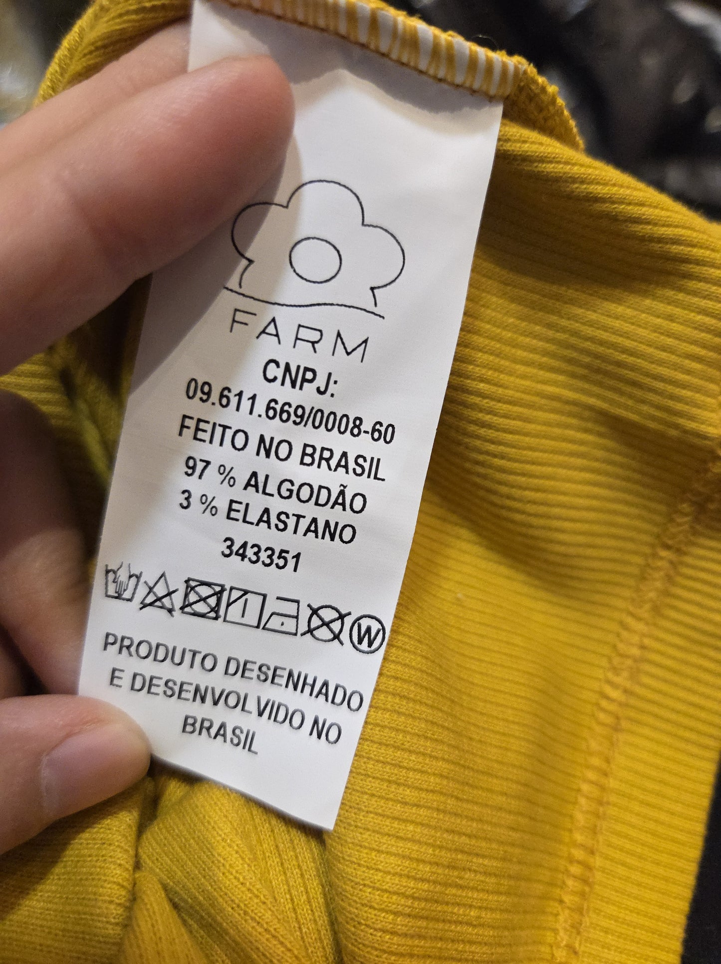 Regata Farm Rio com Onça Bordada e Fundo Mostarda